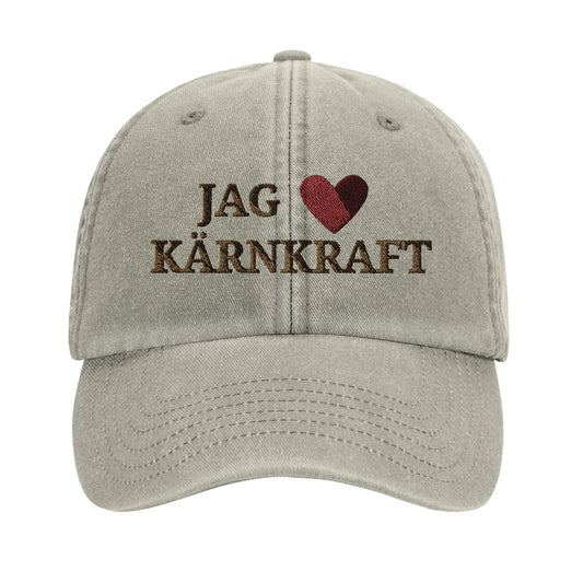 Beige vintagekeps i bomull med broderad text “Jag hjärtar kärnkraft” från Nordbruk.