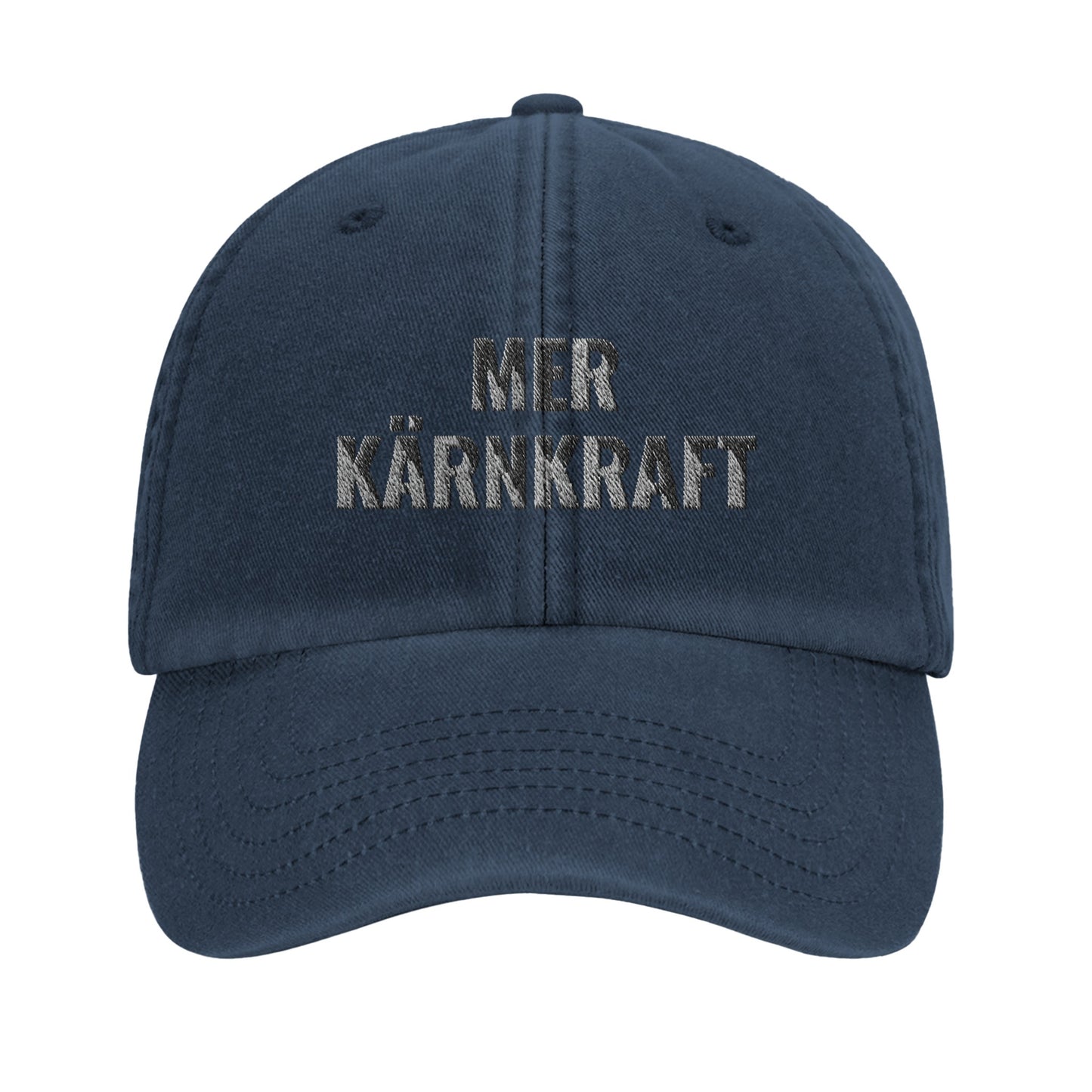Blå vintagekeps i bomull med vit broderad text “Mer kärnkraft” från Nordbruk.