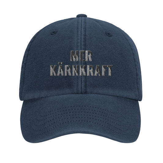 Blå vintagekeps i bomull med vit broderad text “Mer kärnkraft” från Nordbruk.