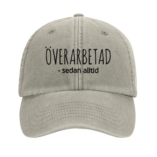 Vintage bomullskeps med broderad text “Överarbetad sedan alltid” från Nordbruk.